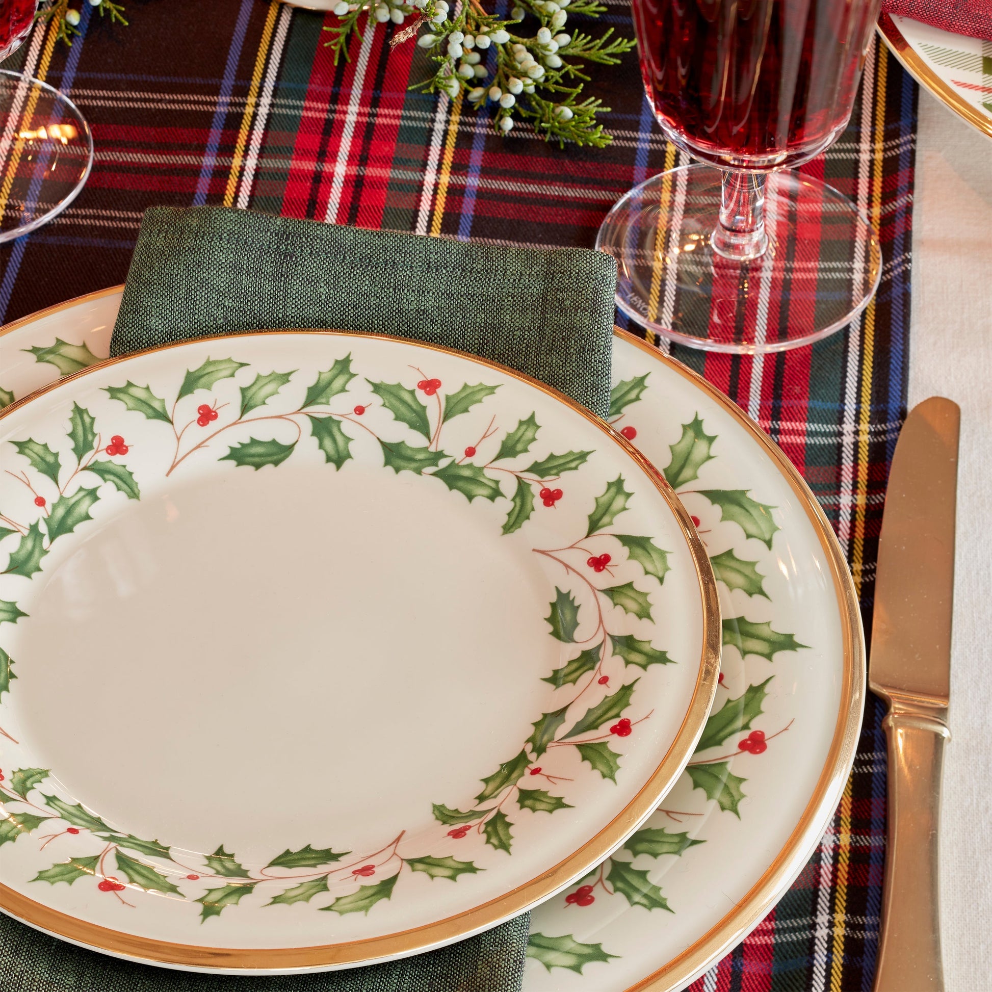 Holiday 12-Piece Plate & Mug Dinnerware Set