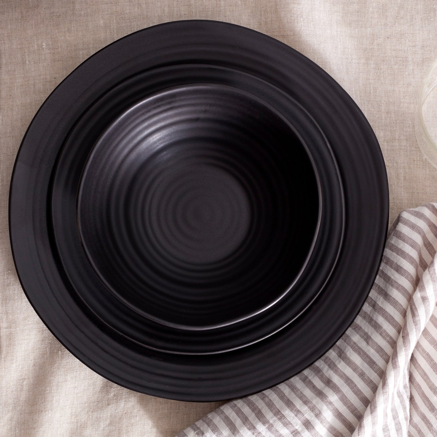 Ridge Black Dinner Plate