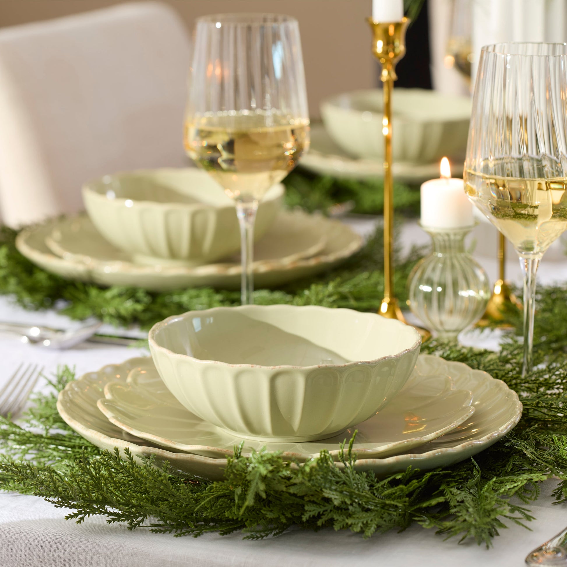 French Perle Scallop Matcha 24-Piece Dinnerware Set
